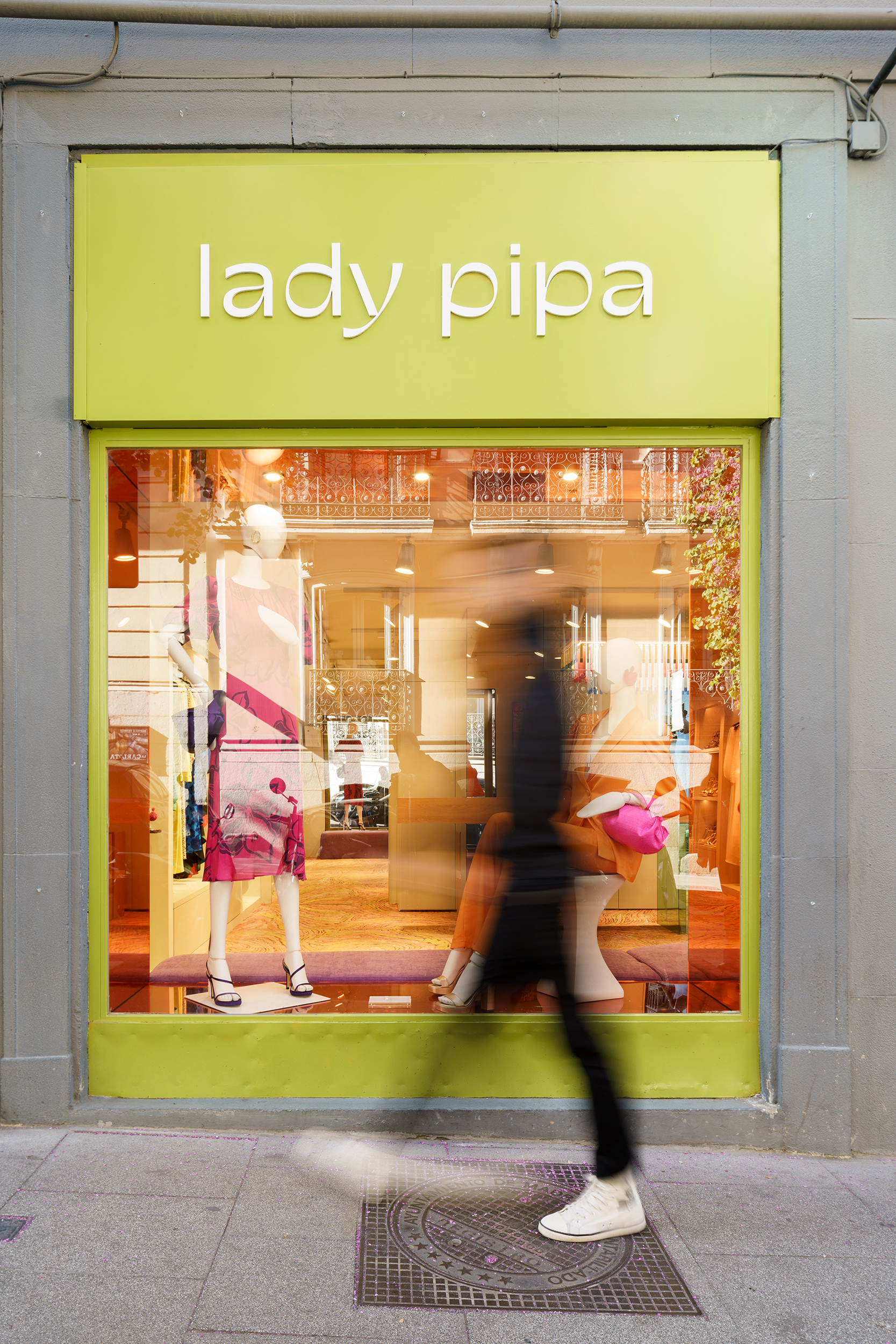Lady Pipa - Exterior