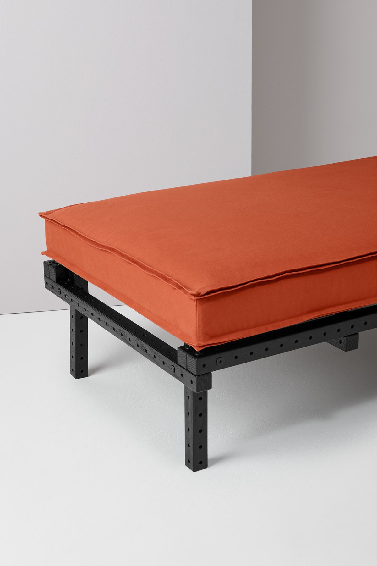 lorenza daybed detail